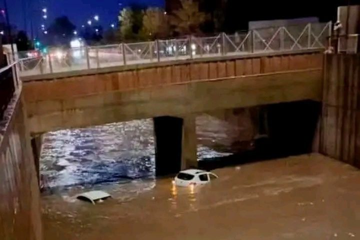 En imágenes: una lluvia sin precedentes en Marrakech provoca el hundimiento de varios coches