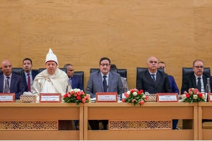 El ministro de Transportes y Logística, Abdel Samad Qayuh, preside la ceremonia de toma de posesión del gobernador provincial de Midelt