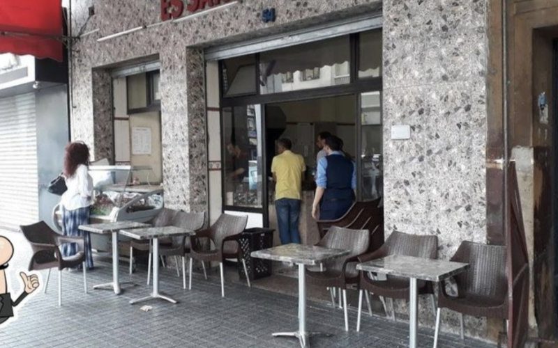 Dueños de cafés y restaurantes enojados.