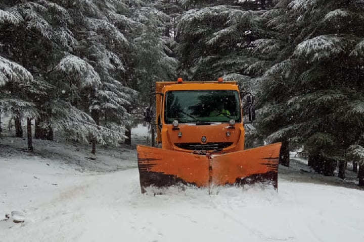 Après une tempête de neige, les équipes de matériel et de transport à Al Hoceima interviennent pour ouvrir la route régionale 5204