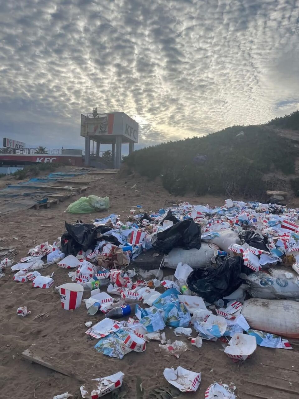 D’où viennent les déchets jetés devant KFC Aïn Diab ?