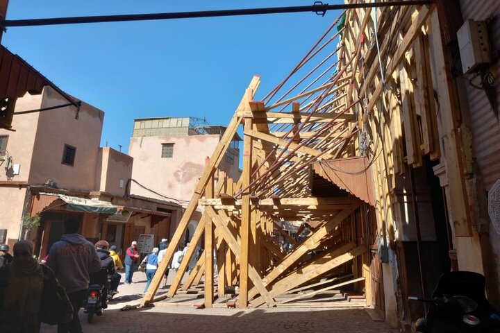 Après l'effondrement de cinq maisons à la fois, les droits exigent la destruction rapide de tous les bâtiments fissurés de la ville ancienne