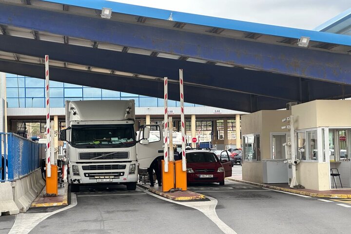 Entrez un deuxième camion chargé de poisson à Ceuta via des douanes commerciales.