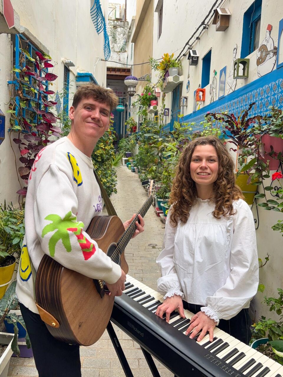 Un couple danois sillonne les villes pour chanter son amour