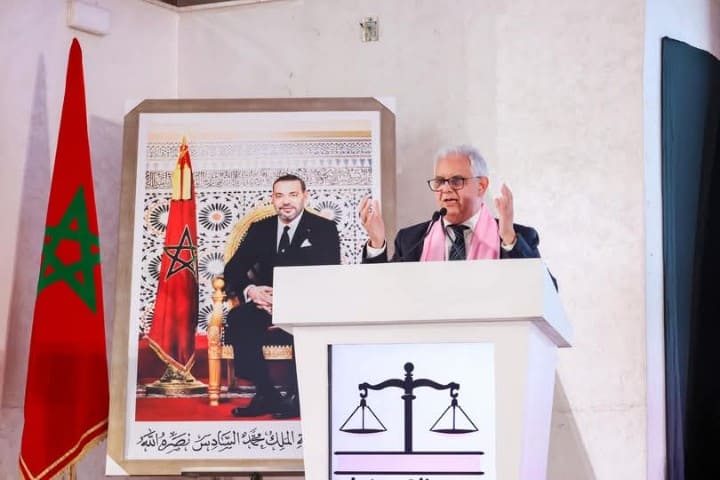 Nizar Baraka, secrétaire-général du parti de l’indépendance, préside une réunion de communication avec le juriste Bin Saleh
