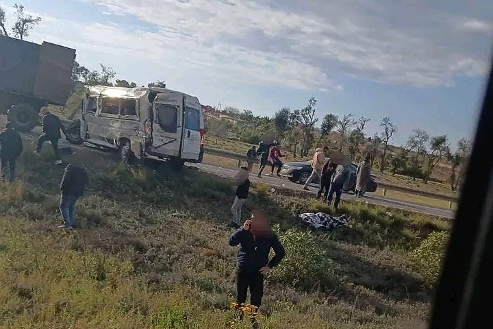 J’ai été tué et blessé après une voiture renversée pour transporter les utilisateurs