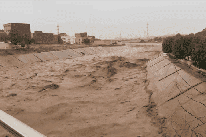 Les pluies d’inondation inondent les villes de l’est .. et la mort d’un enfant dans un volcan en raison d’un puits d’égout