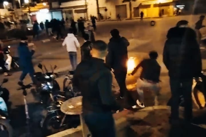 L’arrestation de 5 mineurs pour leur implication dans la rassemblement, commettant de la violence associée aux émeutes sportives et incendiant le feu