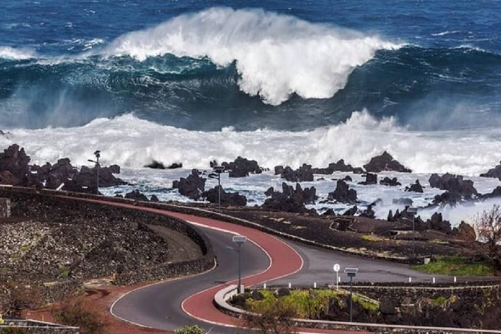 Des vagues standard menaçant la côte atlantique marocaine