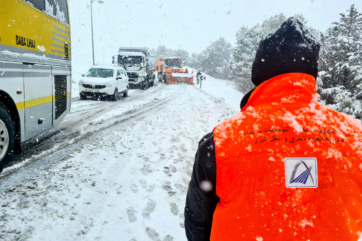 Mobilisation continue pour déplacer la neige et les routes ouvertes dans la région d’Al Hoceima