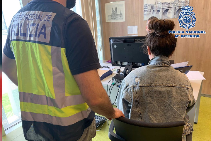 Y compris un avocat et des universitaires. Le renversement d’un réseau impliqué dans la facilitation de l’obtention d’immigrants pour résider en Espagne