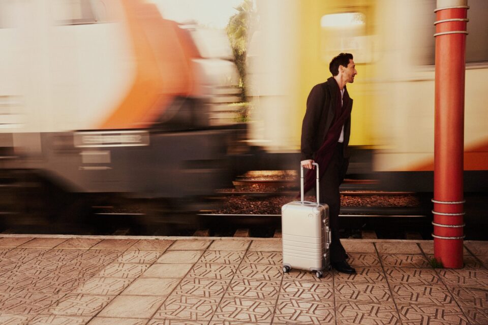 Le voyage en train d’Adrien Brody vers Tanger dans la campagne cinématographique de Monos