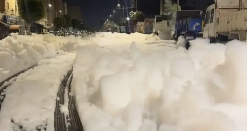 Une mystérieuse mousse envahit les rues, enquête en cours