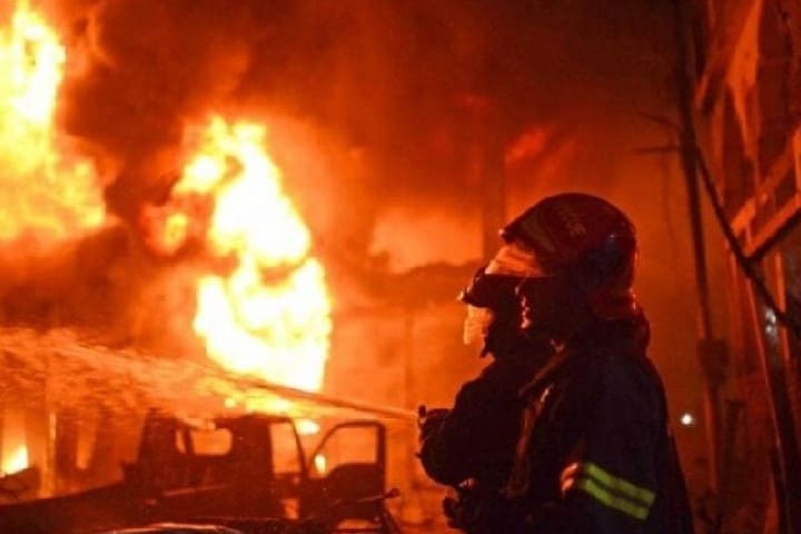 Un feu errant dans un restaurant qui mène à la vie de 22 personnes à Laywang, en Chine,