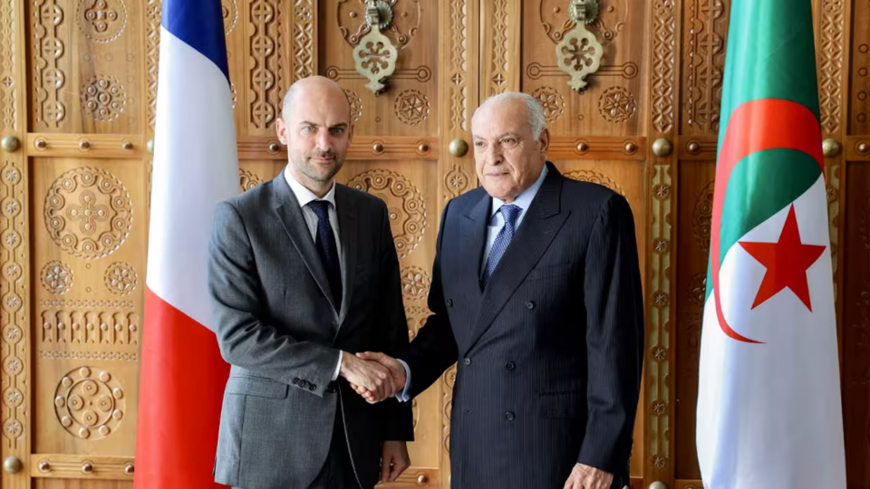 L’Algérie expulse douze agents français, Paris menace de riposte immédiate