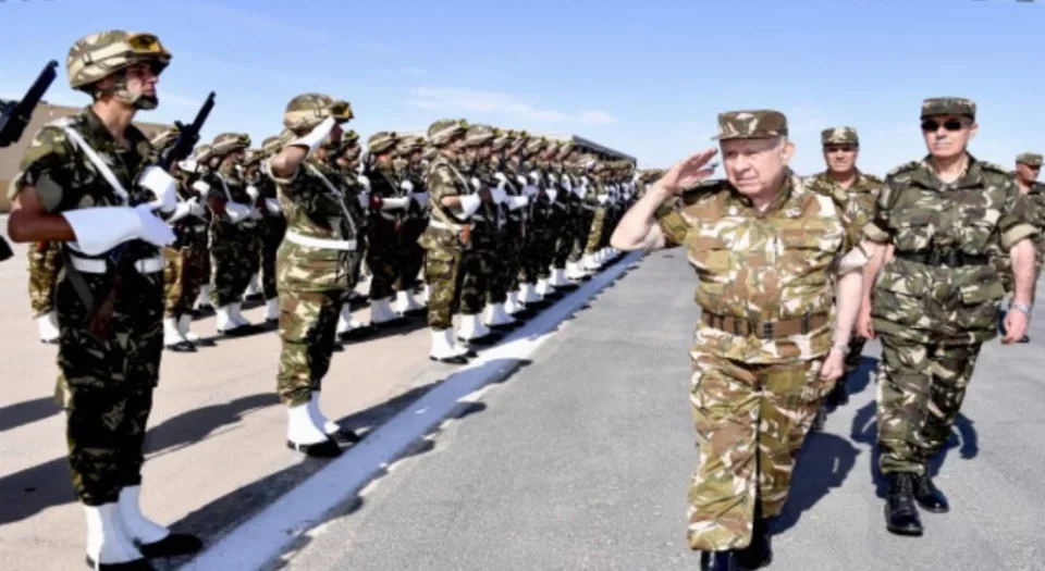 Chengriha supervise les exercices militaires ‘Forteresse 2025’ près de la frontière marocaine