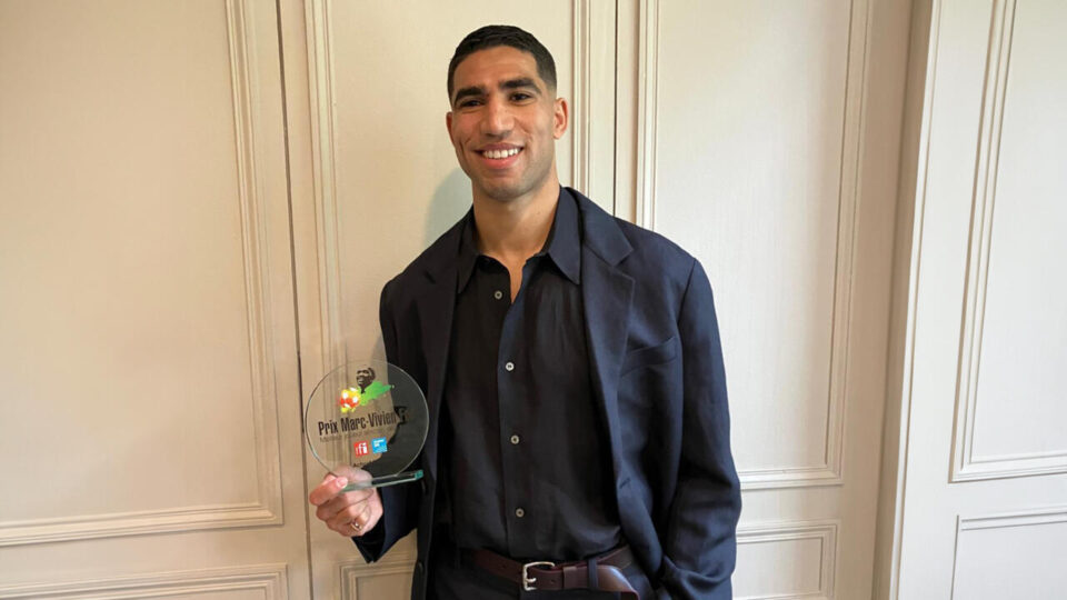 Achraf Hakimi reçoit le prix Marc-Vivien Foé du meilleur joueur africain