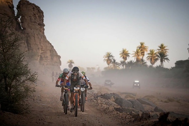 Tafilalet Shield embrasse l’attachement du vélo de montagne internationale, « Skoda Titan, désert marocain