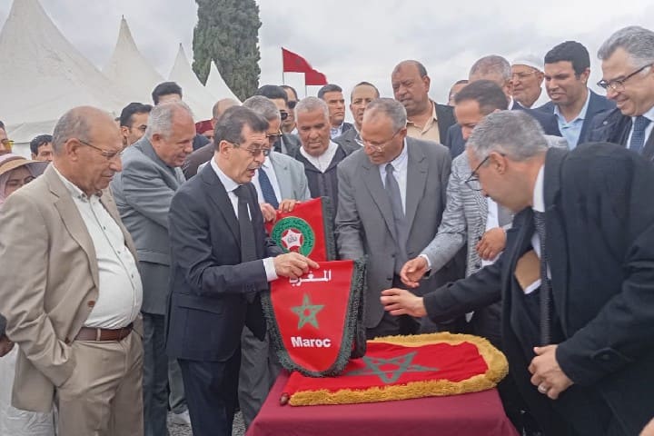 Le travailleur de la région de Larache dirige les fossiles qui lancent le Centre fédéral pour la formation de joueurs de football dans le Grand Palais