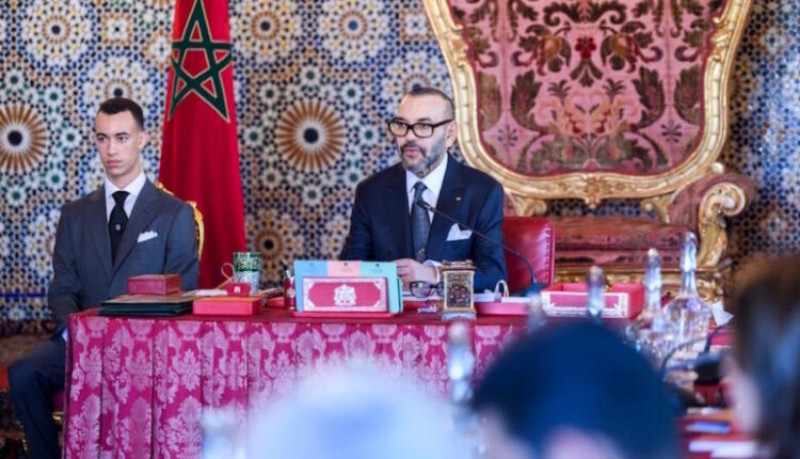 Sa Majesté le roi préside un conseil ministériel et nomme un groupe de fonctionnaires territoriaux