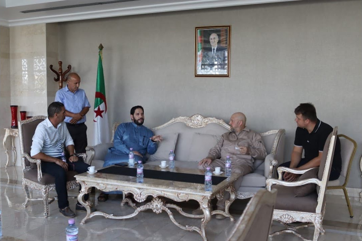 Deux ans après sa disparition. « Syrie Island » et le partisan de « Assad » apparaît en Algérie