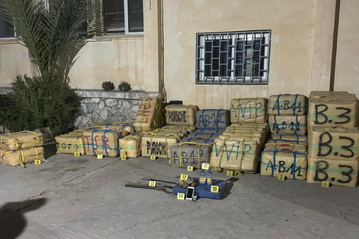 Contrecarrant la contrebande d’environ quatre tonnes de « hashish »