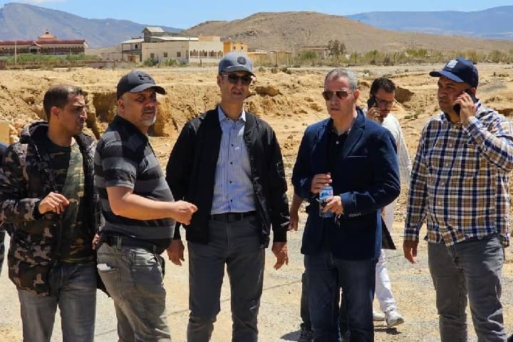 Le travailleur de la région de Driouch inspecte les dommages causés par les inondations du groupe Ain al -zahra