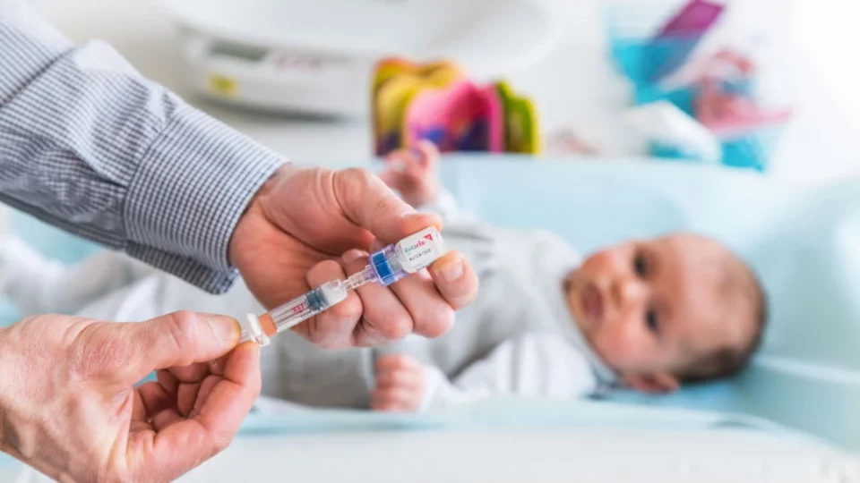 La couverture vaccinale dépasse 95%, les cas baissent de 80%
