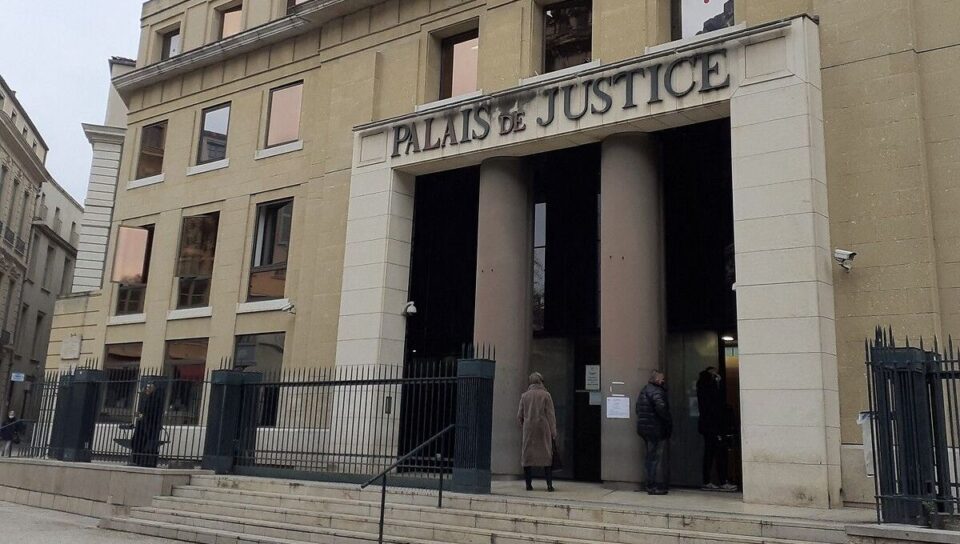 Mise en examen de l’assaillant pour «assassinat à raison de la religion»