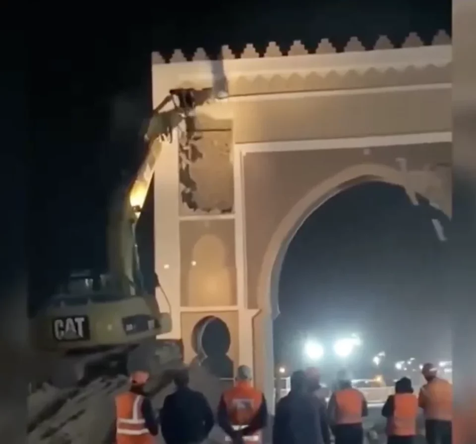 Démolition de l’arche emblématique pour moderniser l’avenue Al Walae
