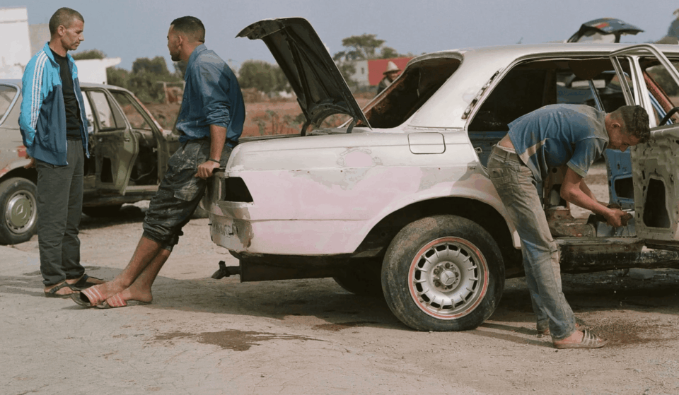 La photographe Myriam Meloni documente la Mercedes 240D dans le Maroc rural