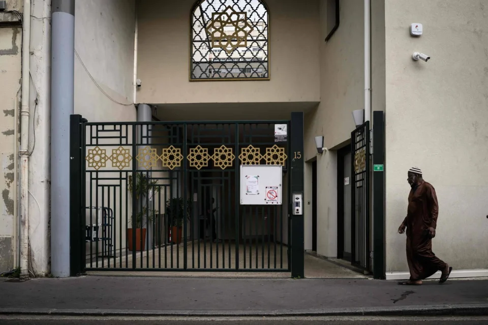 Un homme interpellé après avoir volé et brûlé un Coran dans une mosquée française