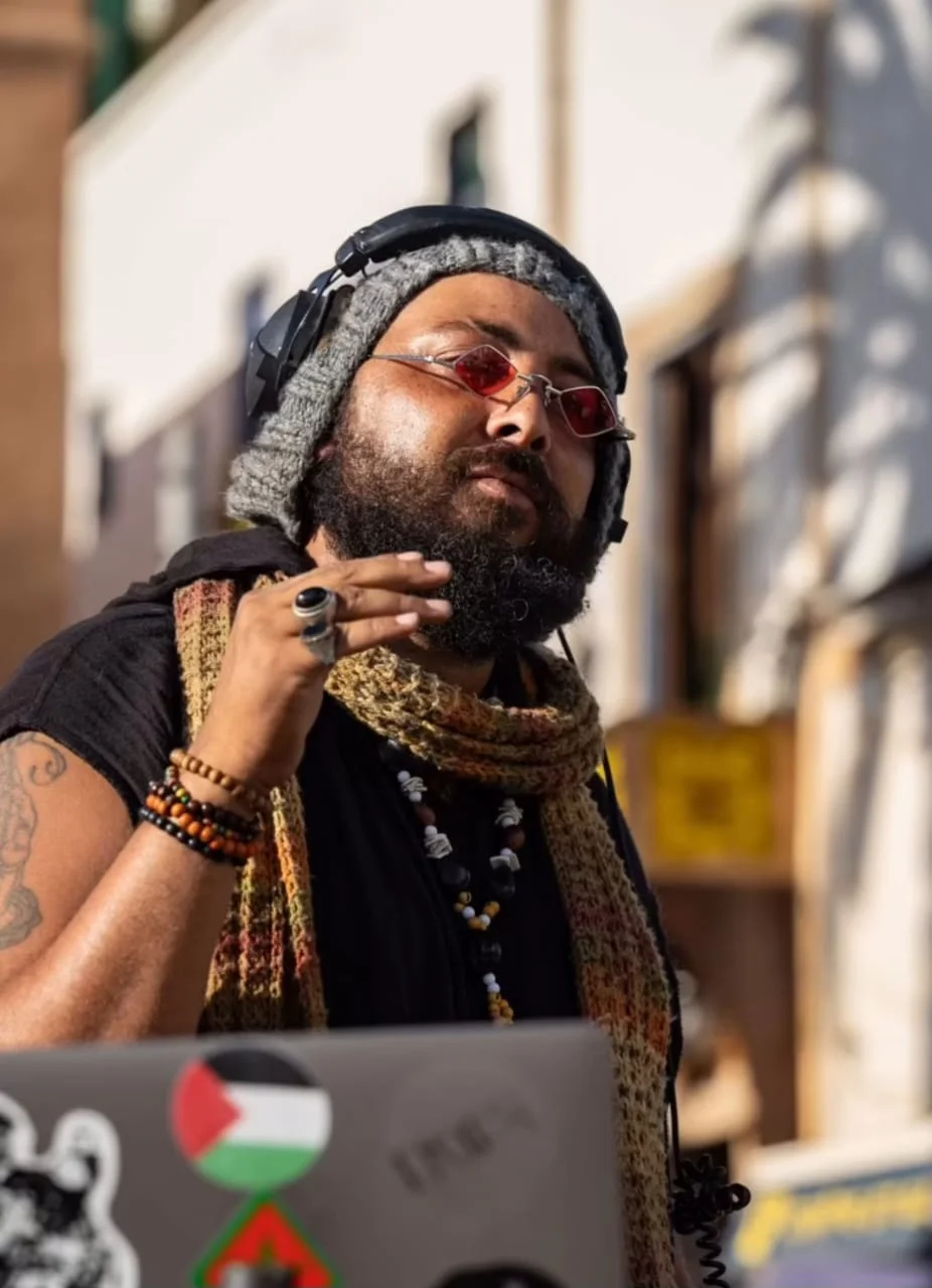 le DJ qui transforme les rues d’Essaouira en scène musicale
