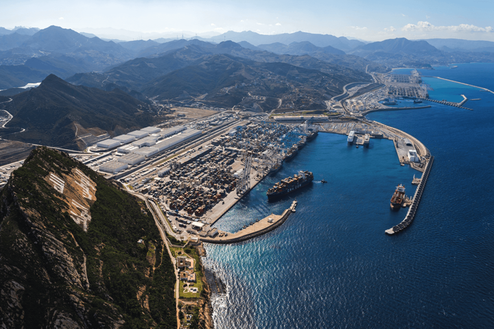 L’aboutissement des efforts du Royaume dans l’investissement stratégique et une vision claire pour améliorer la capacité compétitive et logistique du pays. Le port de Tanger continue de scintiller et de leadership.