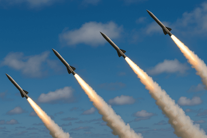 Les missiles « Fattah » secouent Tel Aviv et Israël répondant avec des raids à Téhéran, au milieu des craintes de l’épidémie d’une guerre régionale