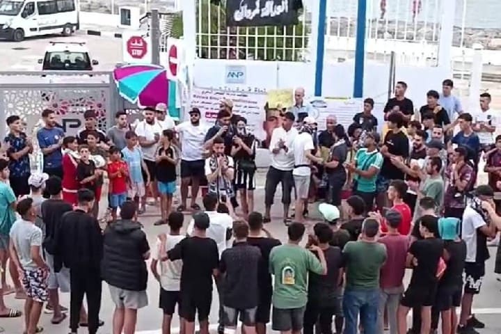 Le navire « Armas » revient à Al -Hoceima Port au milieu de la colère et des protestations en raison de la disparition d’un jeune homme en mer