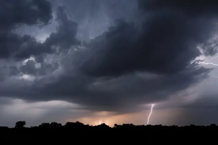 Averses orageuses, grêle et rafales de vent sous orages ce mardi