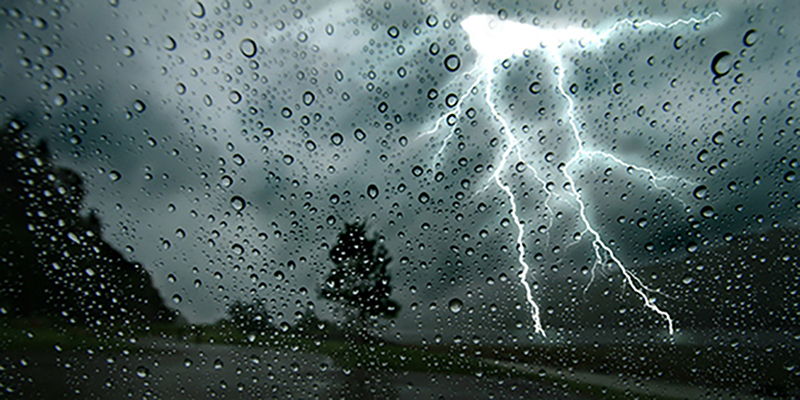 Averses orageuses avec grêle locale et rafales de vent sous orages