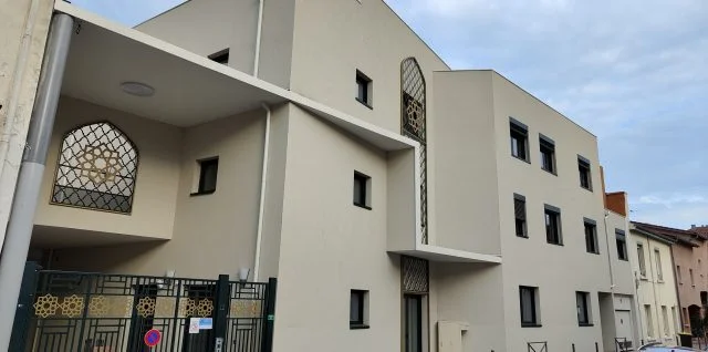 Le suspect interpellé pour avoir brûlé un Coran dans une mosquée sera jugé en juillet