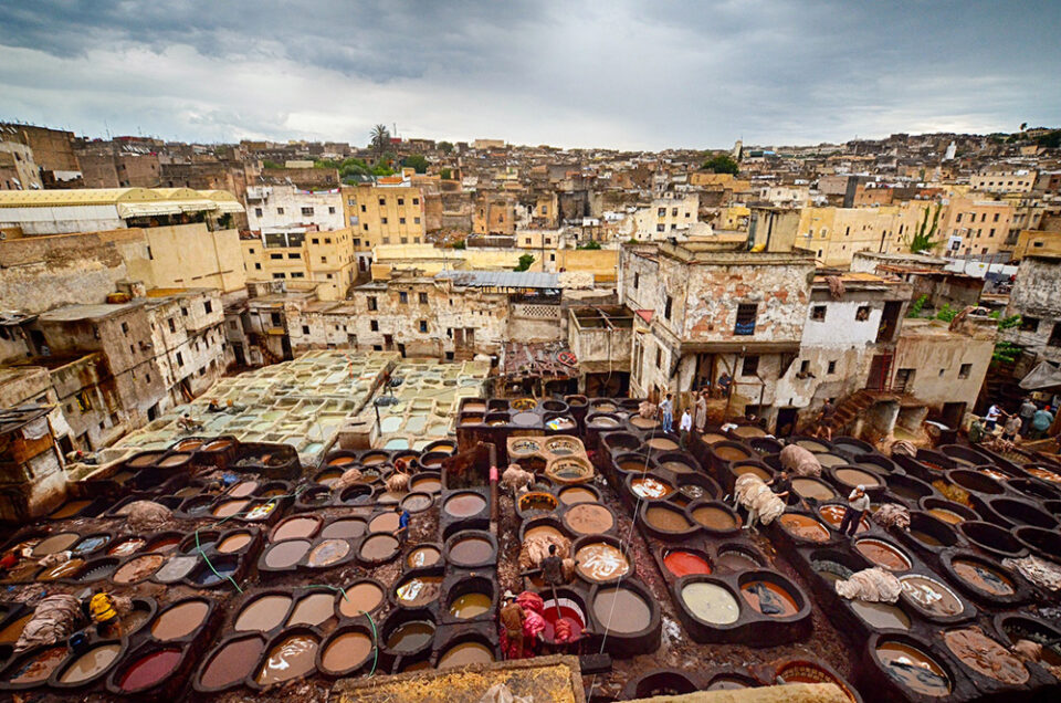 A Fès, la tannerie Chouara attire les touristes du monde entier