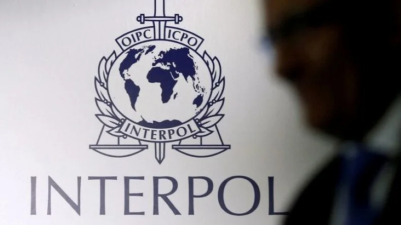 Deux Britanniques recherchés par Interpol arrêtés en vue d’extradition