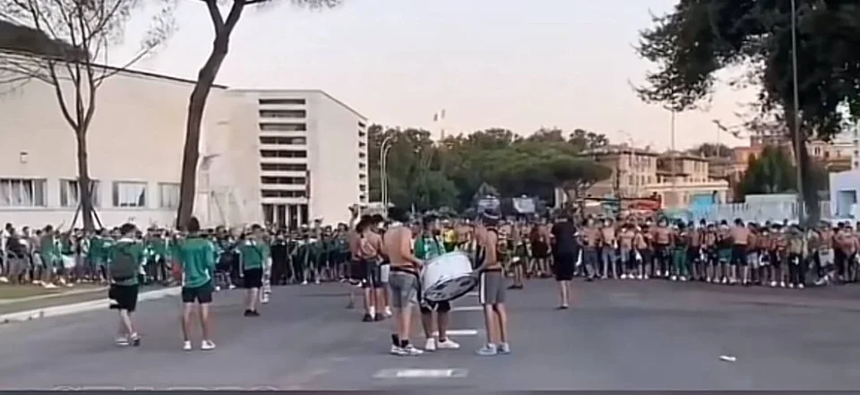 Les fans du Raja Casablanca envahissent un centre sportif en Italie