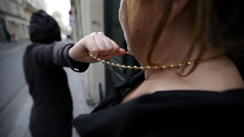 Une retraitée agressée par ses voisins, dont un jeune Marocain sous OQTF