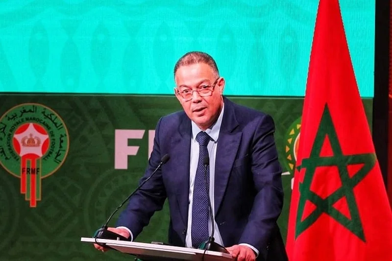 Fouzi Lekjaa tend la main aux supporters algériens