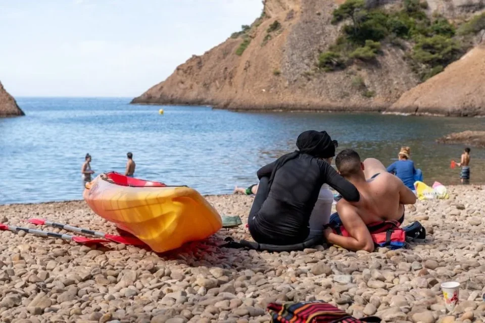 Expulsée d’une plage pour son burkini, une jeune femme renonce à se baigner