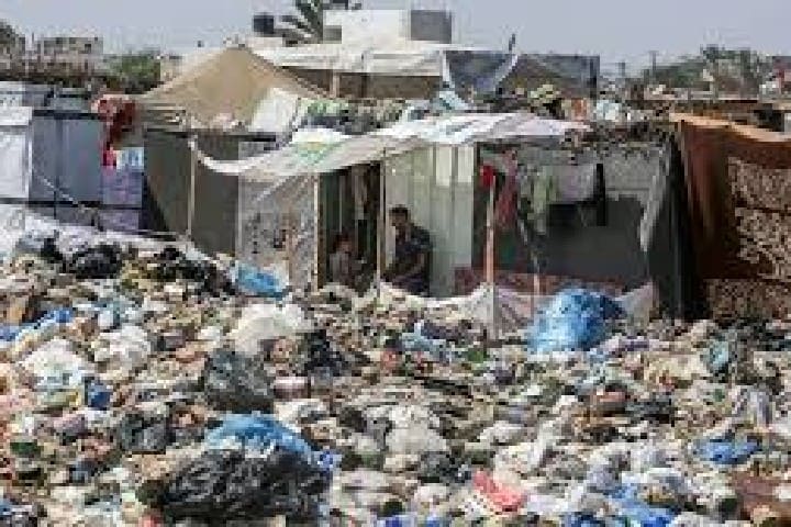 Déchets accumulés et 16 travailleurs dans l’inconnu
