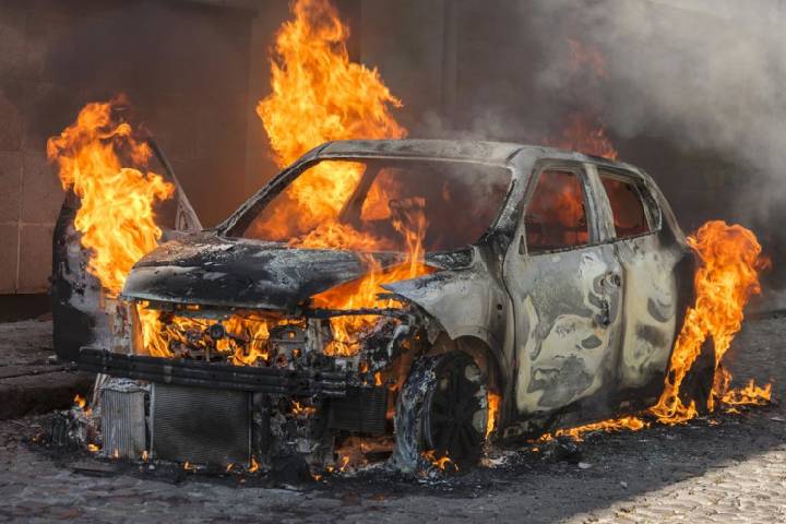 Al -Hoceima, un incendie a éclaté dans une voiture à Dizzy, avec un bastion et une ambulance du conducteur avec des brûlures de deuxième classe