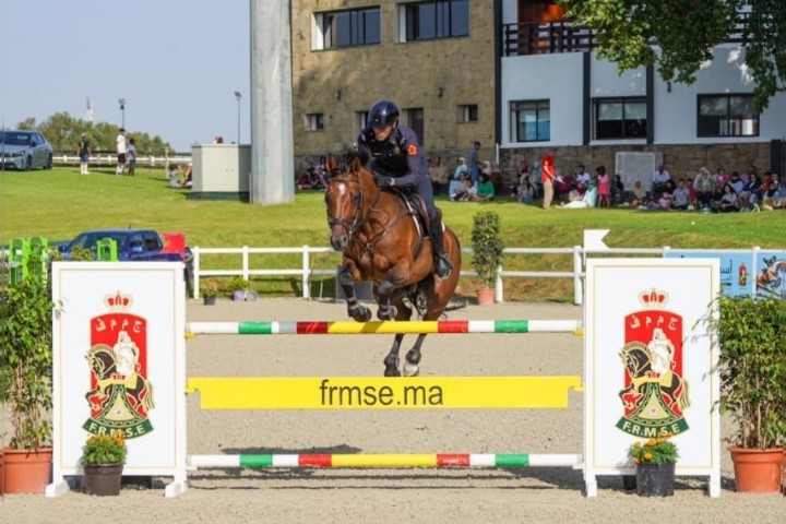 Une brillance remarquable des Chevaliers de la sécurité nationale Khayal dans le cadre des activités du championnat national pour sauter les barrières et apprivoiser les Perses et le championnat militaire national pour sauter sur les barrières