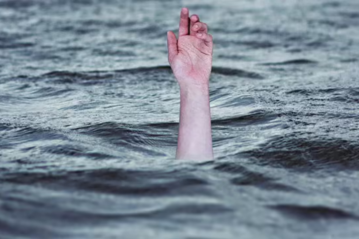 Une mère et trois de ses fils ont coulé sur la plage du groupe Hashtuka