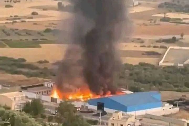 La combustion de l’entrepôt « codifié » avec un métaphysique se leva et révèle la fragilité du système de rationnement
